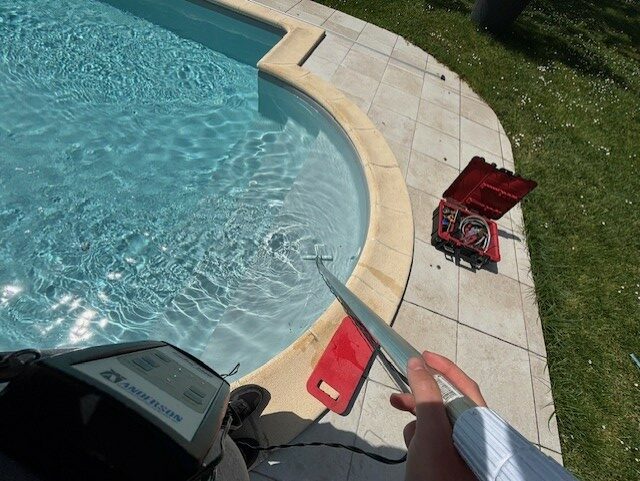 teste du liner de la piscine à Cestas par injection de courant dans l'eau