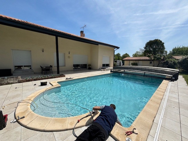 piscine d'un particulier à Cestas qui présente une baisse de niveau d'eau