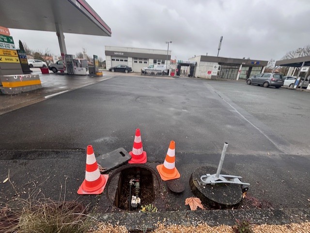 Vue d'ensemble de l'intervention de recherche de fuite d'eau de l'entreprise ADN sur station service en Gironde