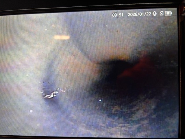 fissure visible dans le tuyau grâce à l'inspection caméra endoscopique