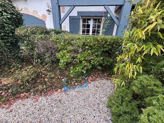 Marquage au sol de la fuite enterrée a la bombe dans le jardin du client ADN à Lanton