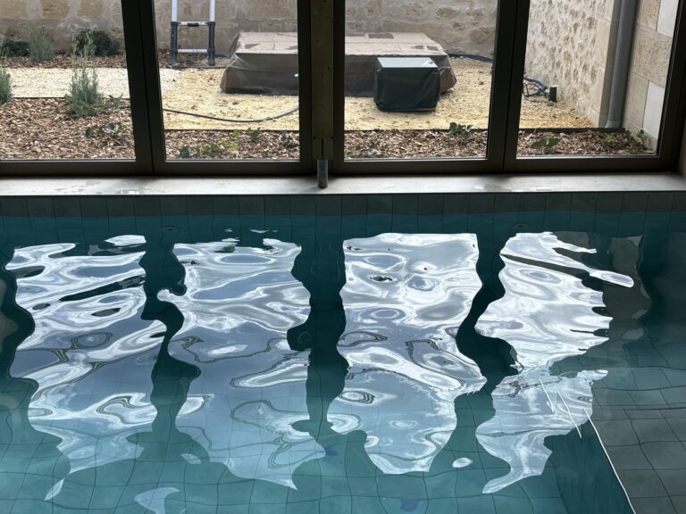 Niveau d'eau pour une recherche de fuite sur piscine carrelée intérieure à Saint Emilion
