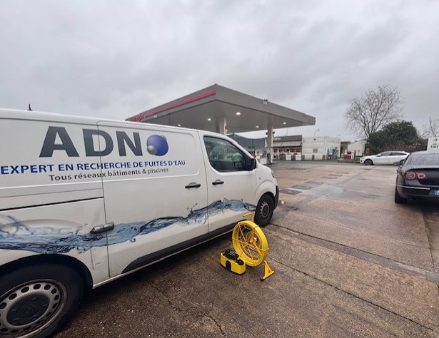 fourgon ADN prêt a intervenir sur une recherche de fuite en urgence sur une station-service de gironde