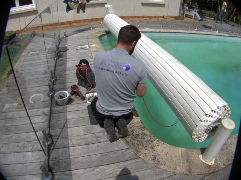 Technicien ADN en recherche de fuite au bord d'une piscine en Girond