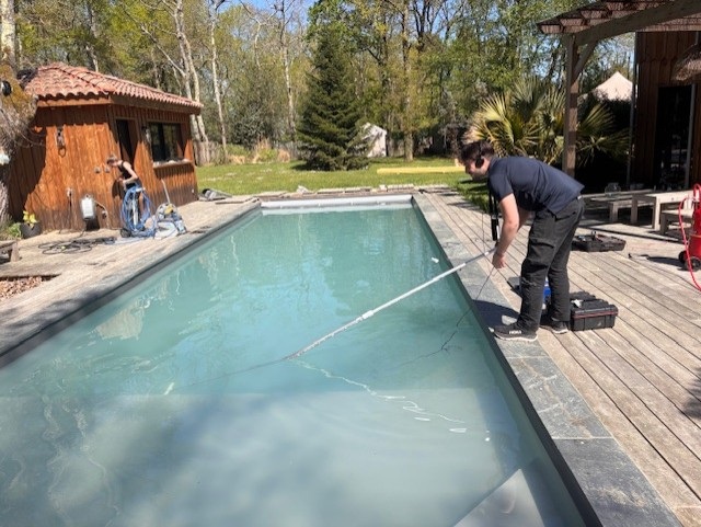 Test d'un bassin de piscine par injection de courant faible par le technicien ADN chez un client a Gradignan