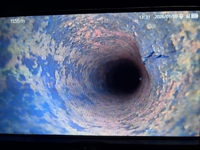 Fuite visible par l'intérieure de la canalisation grâce à la caméra endoscopique