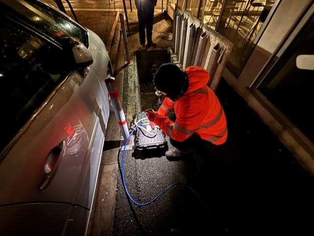 technicien ADN injecte le gaz traceur dans le réseau AEP de nuit à bordeaux