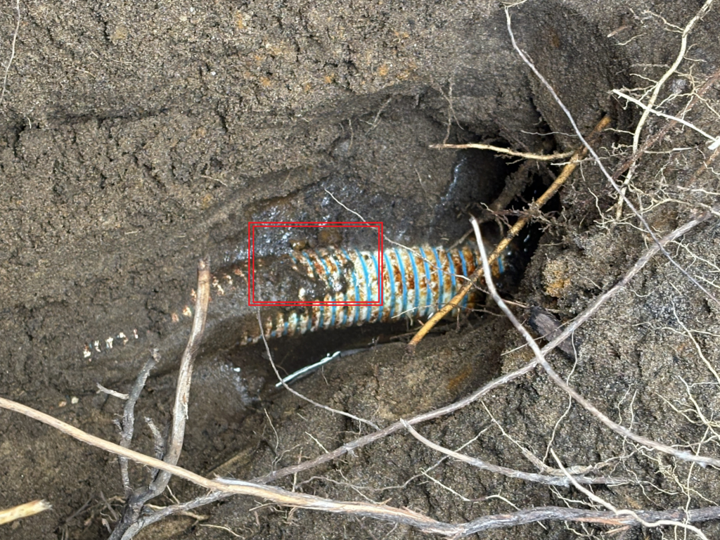 Fuite visible sur la canalisation skimmer après terrassement ciblé après intervention de ADN recherche de fuite