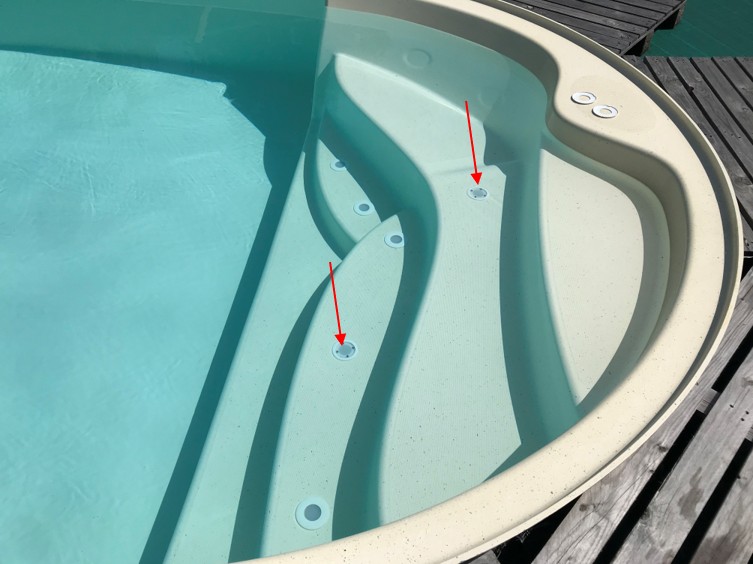 Flèches rouges sur photo marquant les deux fuite présentes sur cette piscine coque à Saint Andre de Cubzac