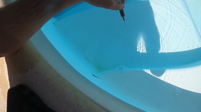 test d'une zone suspecte de fuite sur bassin piscine au colorant