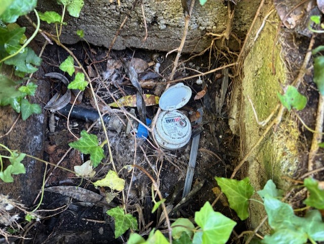 Compteur d’eau tournant en continu suite à une fuite enterrée à Mérignac