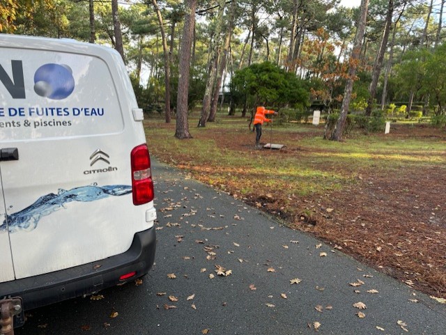 technicien ADN en recherche de fuite invisible dans un camping en Gironde