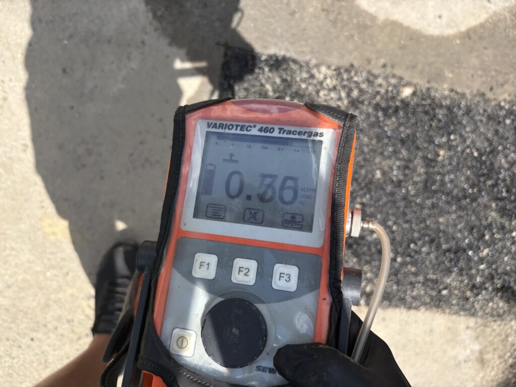 Détection par gaz traceur à travers l'allée goudronnée du client à Eysines