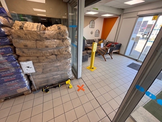 Marquage précis au sol de la fuite encastrée sous un magasin de bricolage dans le libournais