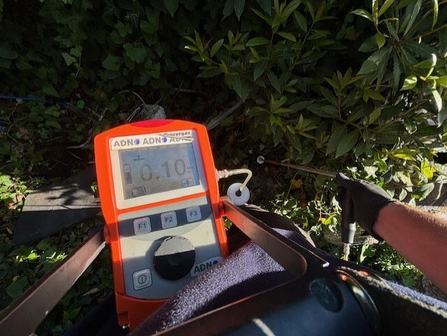 recherche de fuite par gaz traceur dans le jardin du client de Mérignac