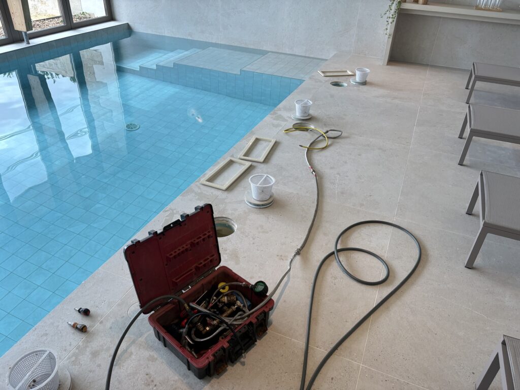 Mise en pression des refoulements de la piscine du client de l'entreprise ADN