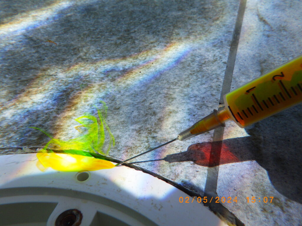 Utilisation du colorant traçant pour localiser une fuite sur piscine carrelée à Villenave d'Ornon