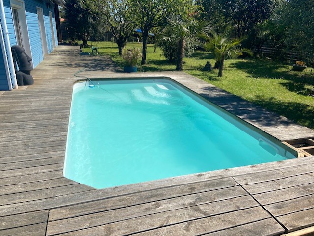 Vue d'ensemble de la piscine coque à Gujan Mestras