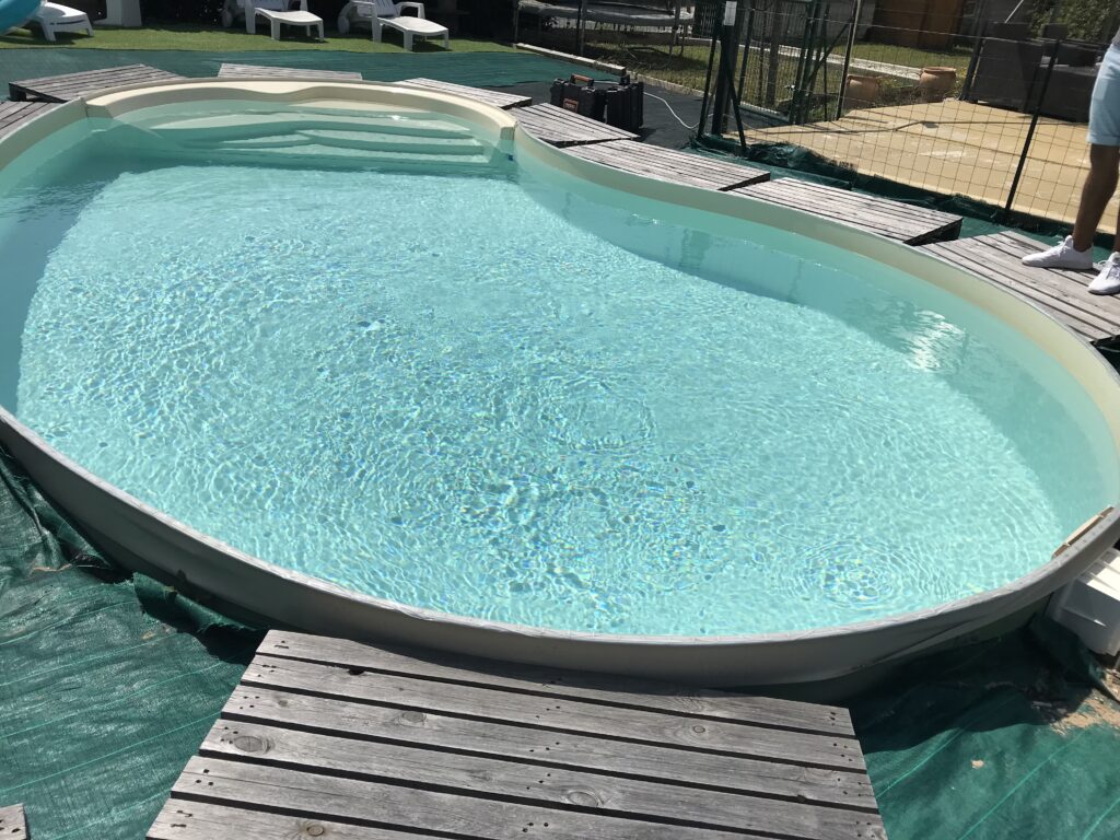 Vue d'ensemble de la piscine coque à Saint André de Cubzac à contrôler