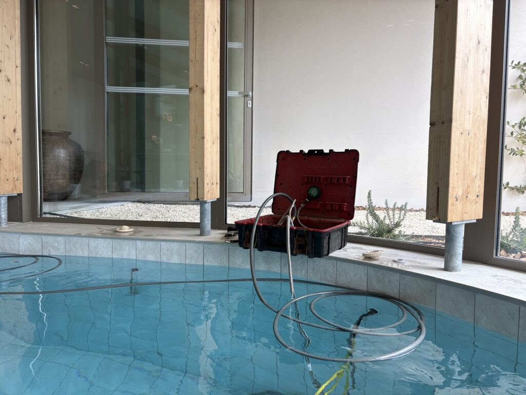 Malette pression et injection de gaz traceur ADN au bord de la piscine