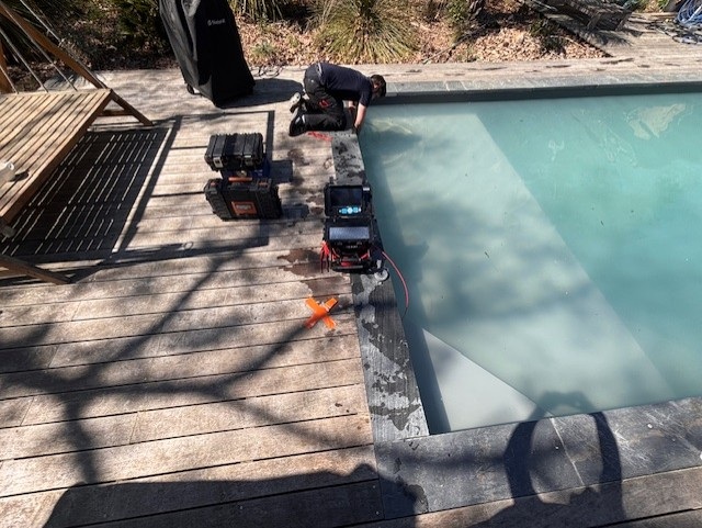 Détection complete sur piscine à Gradignan et localisation précise de la fuite sous la terrasse bois