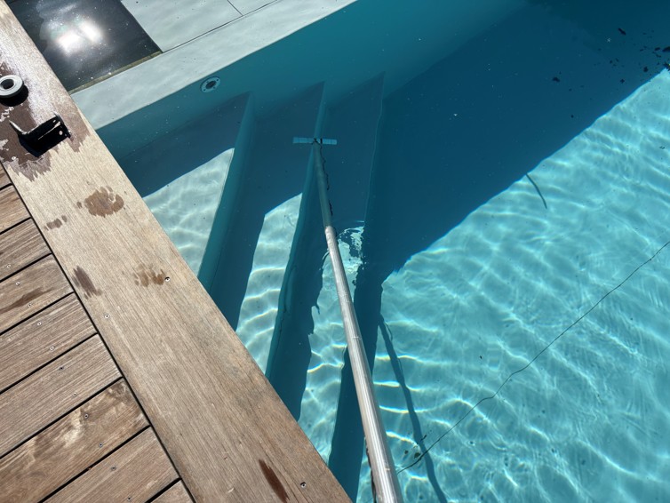 Contrôle du liner par injection de courant faible dans le bassin de la piscine par ADN