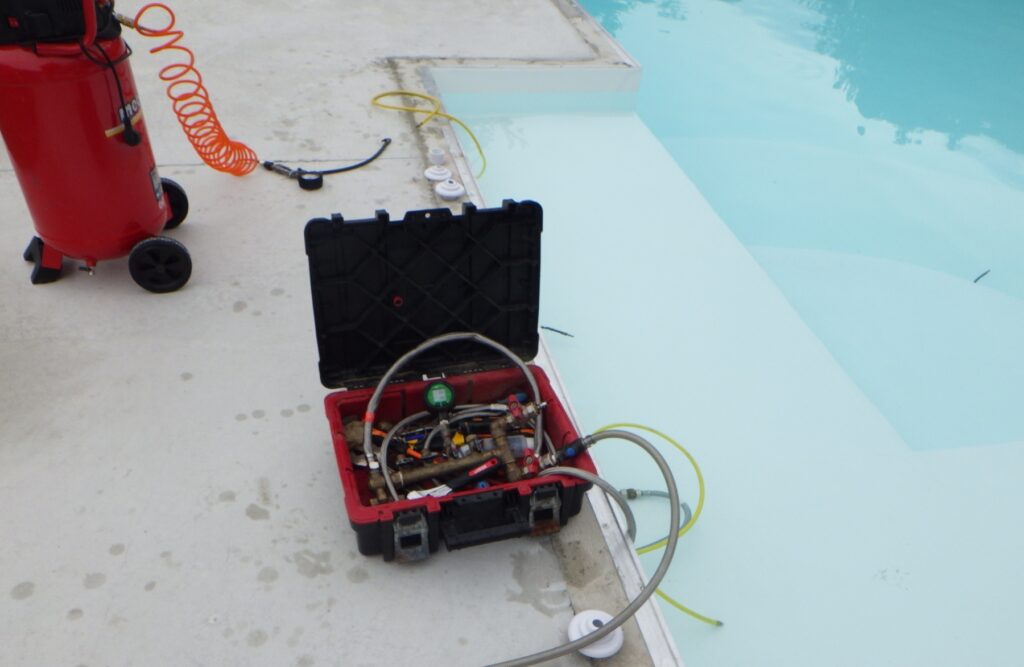Mise en pression des refoulements de piscine et injection de gaz traceur