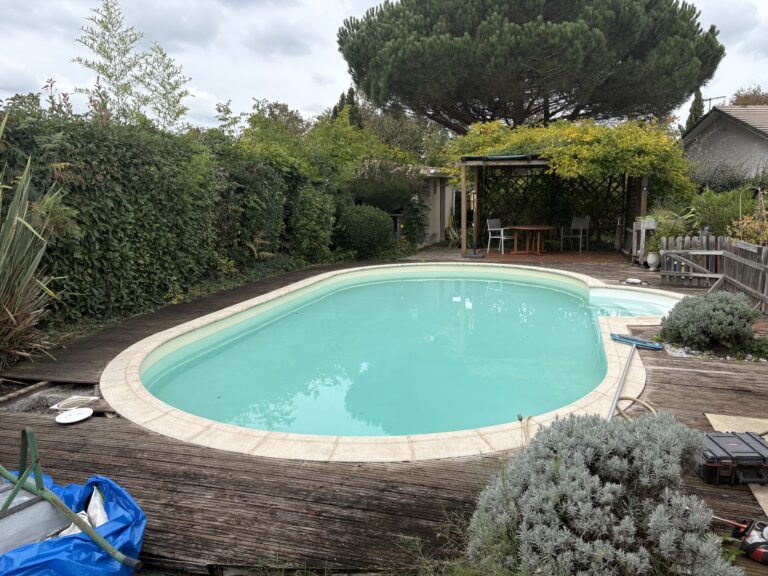 Vue d'ensemble de la piscine fuyarde du client à Saint Jean d'Illac