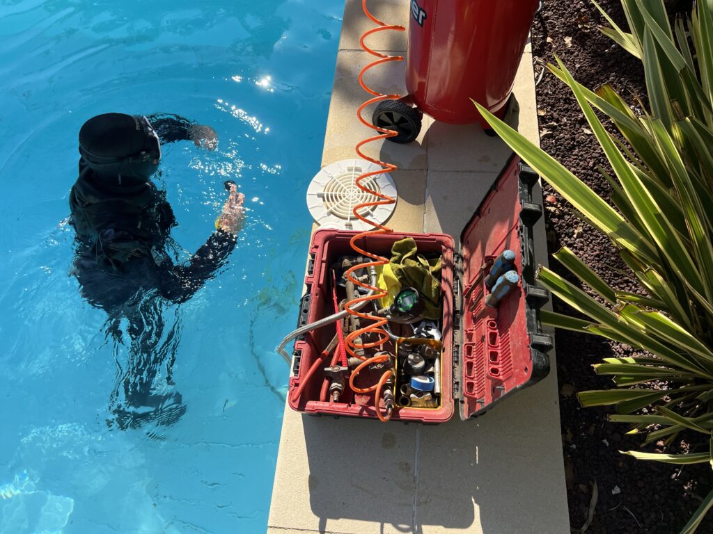 Technicien ADN en recherche de fuite piscine en plongée à Saint Médard en Jalles