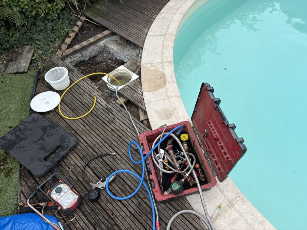 Mise en pression par gaz traceur du réseau de skimmer de la piscine fuyarde à saint Jean d'Illac