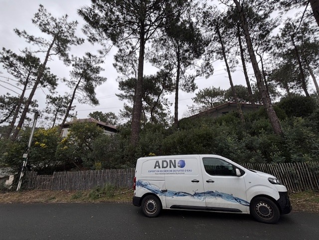 Fourgon ADN garé devant chez le client qui a une fuite dans son jardin à Lege Cap Ferret