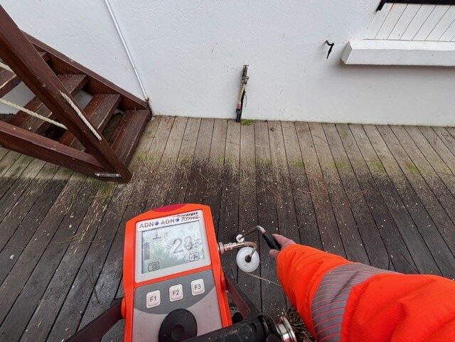 technicien ADN capte une remonté de gaz traceur lors de la recherche de fuite d'eau invisible chez le client