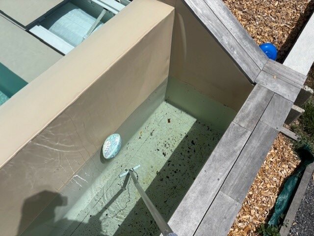 contrôle de la membrane armée par injection de courant faible par le technicien ADN spécialiste en fuite piscine