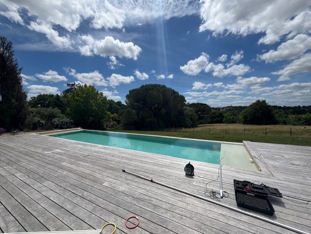 vue d'ensemble d'une piscine à débordement qui fuit à Camblanes-et-Meynac