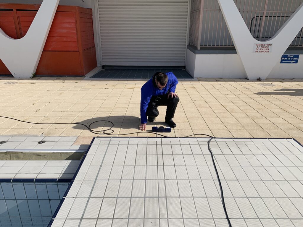 Technicien ADN localise la fuite sous la terrasse de la piscine