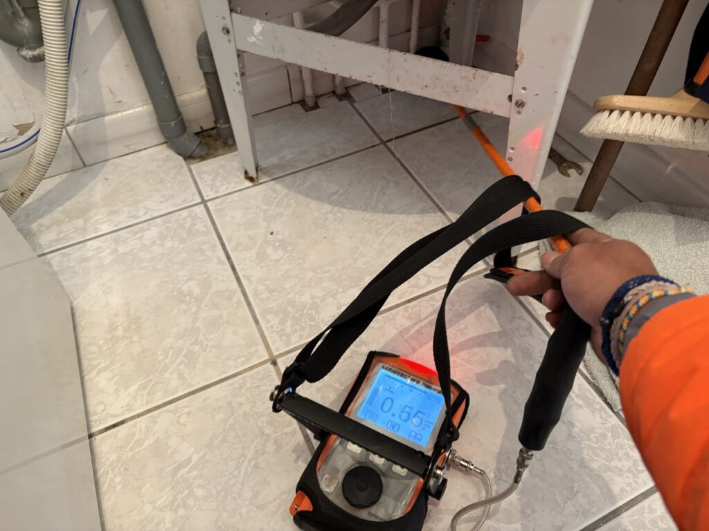 remonté de gaz traceur sous la maison lors de la recherche de fuite par ADN