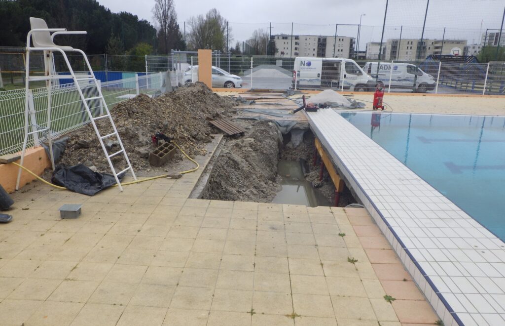 Terrassement ciblé grâce à la recherche de fuite de l'entreprise ADN sur une piscine municipale en Gironde