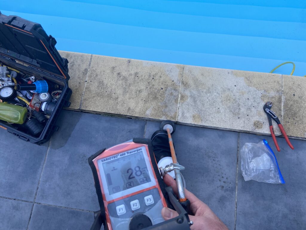 Appareil qui capte le gaz remontant en surface a l'aplomb de la fuite sous plage carrelée