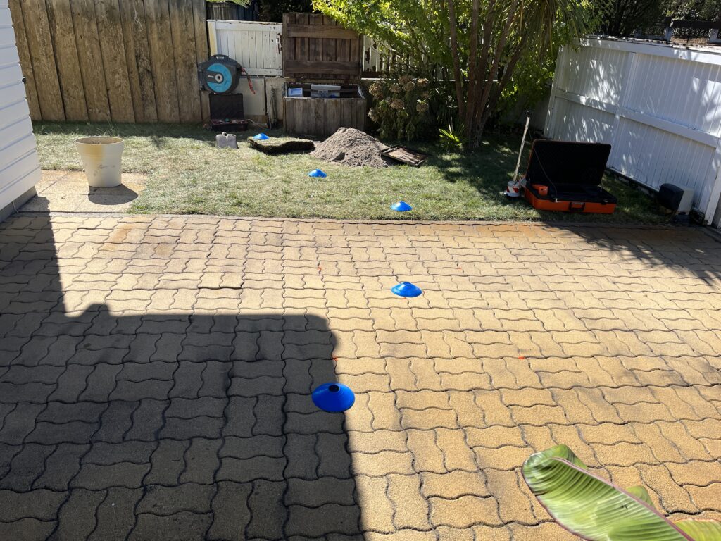 Avant la recherche de la fuite enterrée le technicien trace précisément le réseau enterré et le marque avec des plots bleu au sol dans le jardin à Eysines