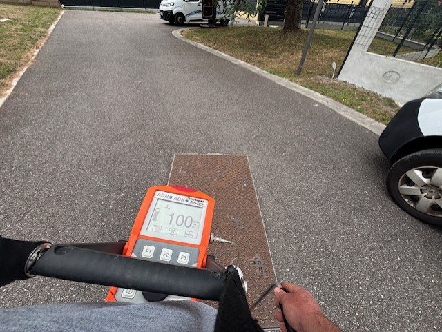 Remonté de gaz traceur le long des gaines électrique. le gaz remonte dans un regard