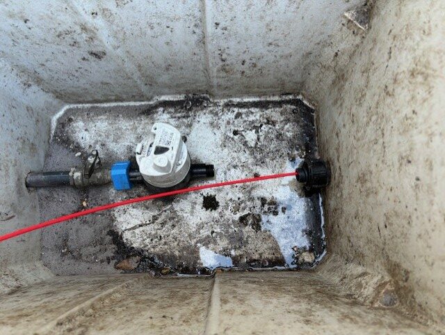 Injection de la caméra endoscopique dans le tuyau d'eau entre le compteur et la maison