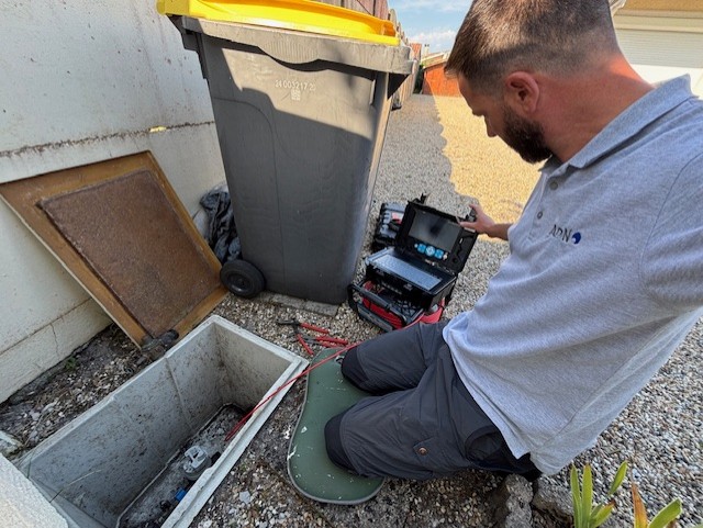 technicien ADN recherche de fuite travaillant sur le compteur d'eau du client à Audenge