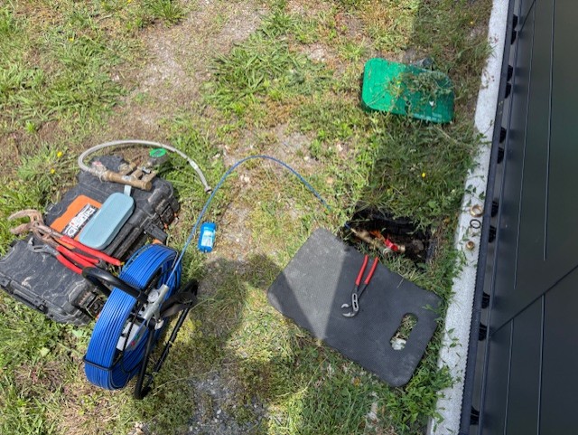 Injection du micro immergé pour localiser précisément la fuite enterrée