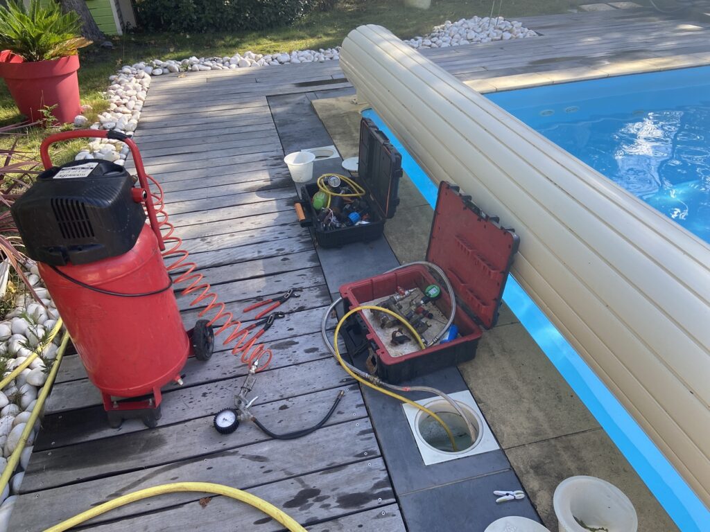 Diffèrents appareils de mesure et de détection de fuite piscine déployés au bord de la piscine du client