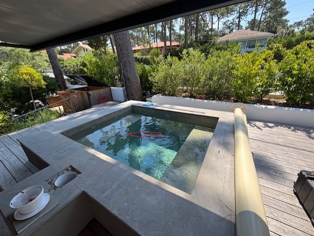 Vue d'ensemble de la piscine à Arcachon ou ADN Recherche de Fuite intervient