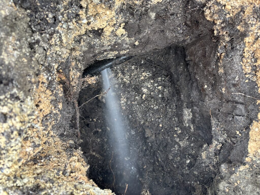 Visuel sur la fuite sur le tuyau enterré entre le compteur d'eau et l'école de Gujan-Mestras