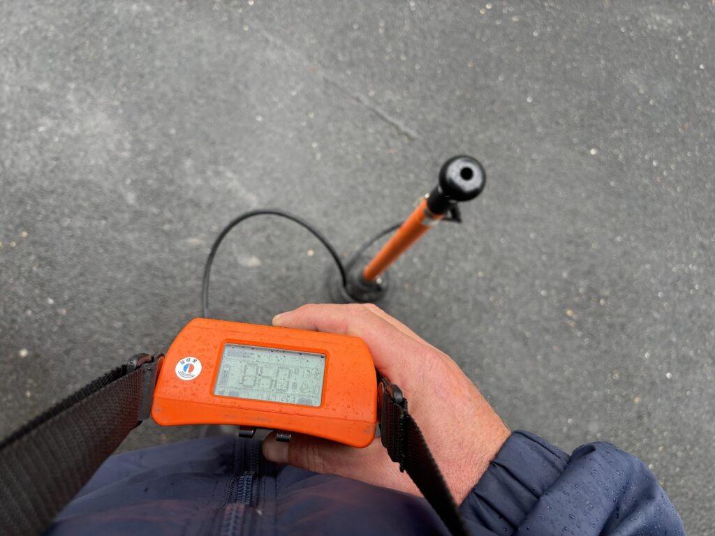 Localisation de la fuite par écoute électroacoustique au sol dans la cour de l'école de Gujan-Mestras par ADN Recherche de Fuite