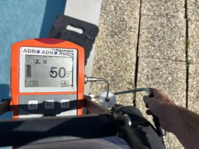 fuite localisée sur la canalisation de refoulement en sol argileux - adn recherche de fuite